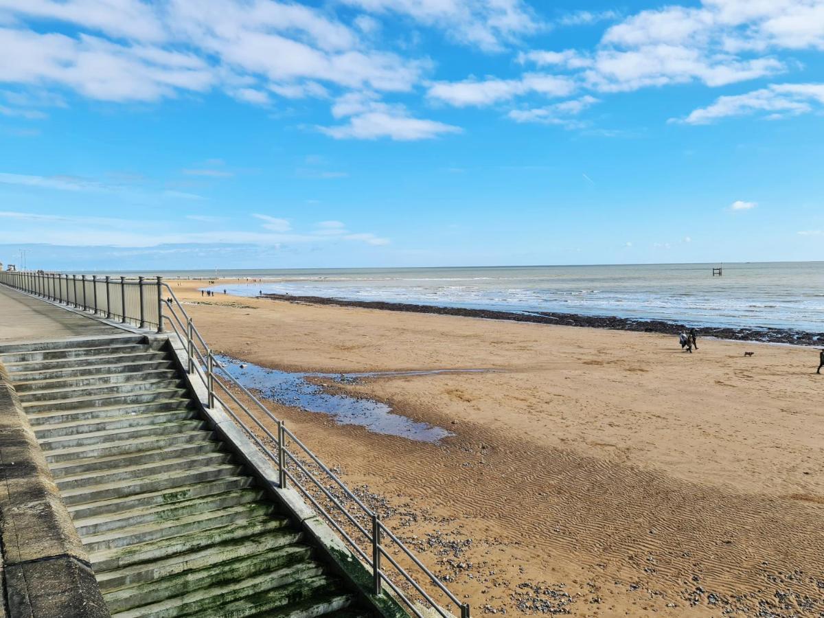 Vitamin Sea - Beachfront Apartment - Sleeps 4 Рамсгейт Екстериор снимка